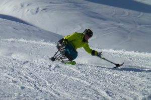 Rasante Fahrt auf dem Mono-Ski