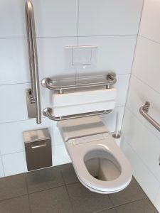 behindertengerechte Toilette